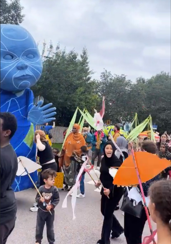 Figur från parad i Biskopsgården deltar i Jubileumsparaden Vårt Göteborg